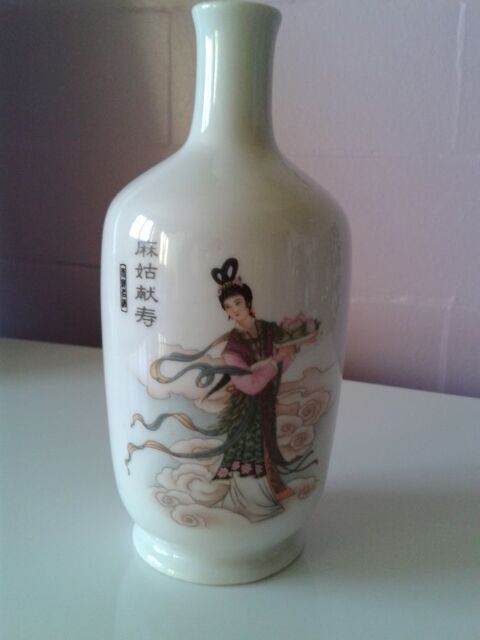 Bouteille à saké années 80 en porcelaine décor geisha 15 Dijon (21)