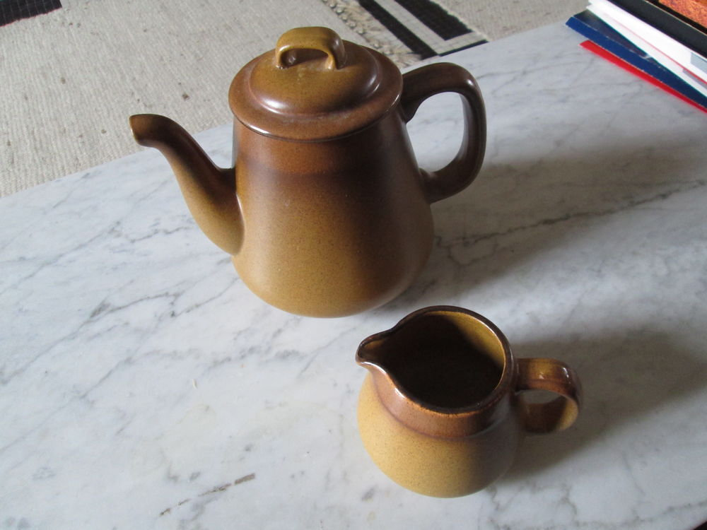 Cafeti&egrave;re et pot &agrave; lait assortis en gr&egrave;s marron Cuisine