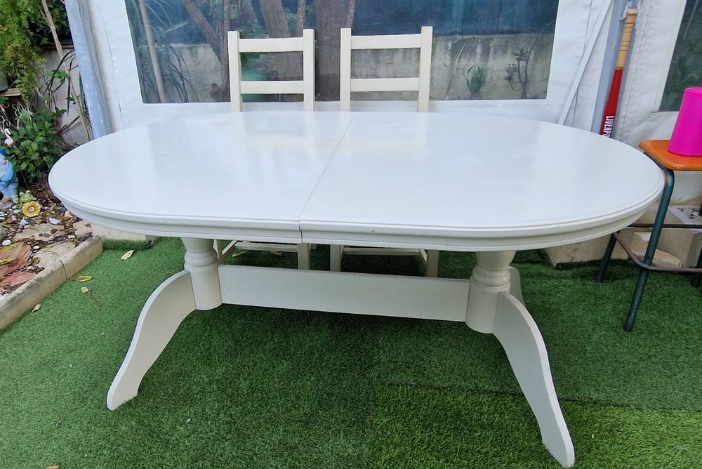 "Table salle &agrave; manger Long Island bois massif couleur &eacute;cru longueur 160 largeur 103
Avec 2&nbsp; rallonge , peux rentrer&nbsp; jusqu'&agrave; 12 personnes 80 euros Meubles