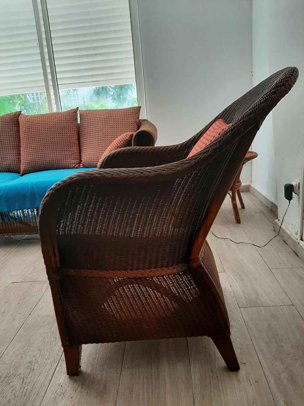 Grand canap&eacute; avec 2 fauteuils et une table basse Meubles