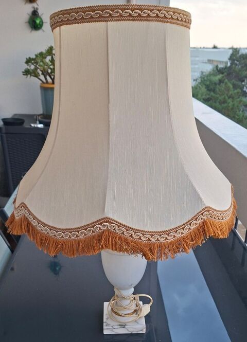 Lampe à poser en marbre blanc 20 Poitiers (86)