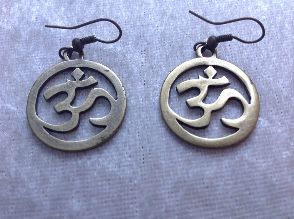 BOUCLES D'OREILLES OM Envoi Possible
Bijoux et montres