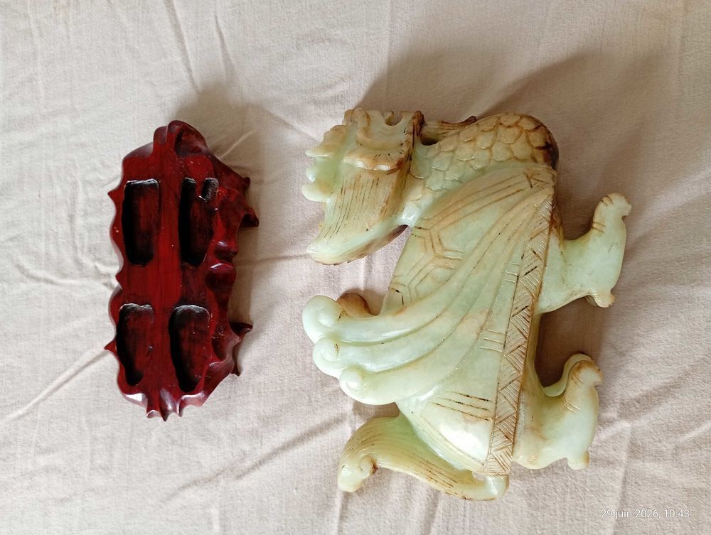 statuette en jade forme de dragon poser sur son socle 