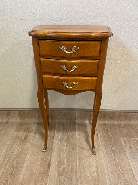 Table de chevet style Louis XV, 3 tiroirs, tr�s bon �tat 100 Fourmies (59)