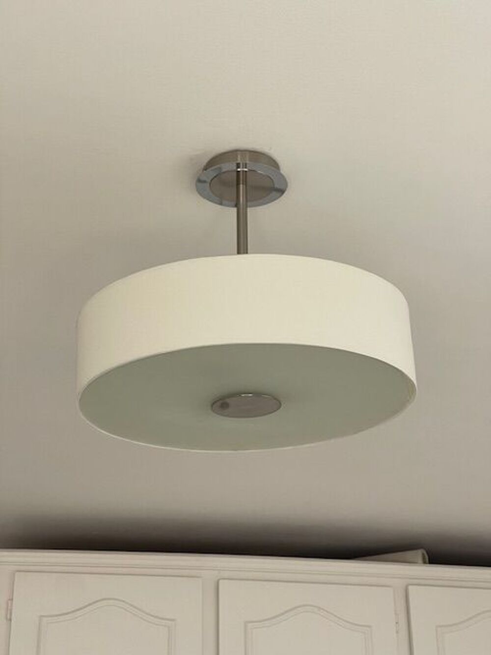 SUSPENSION CONTEMPORAINE EN TISSU BLANC; 
Décoration