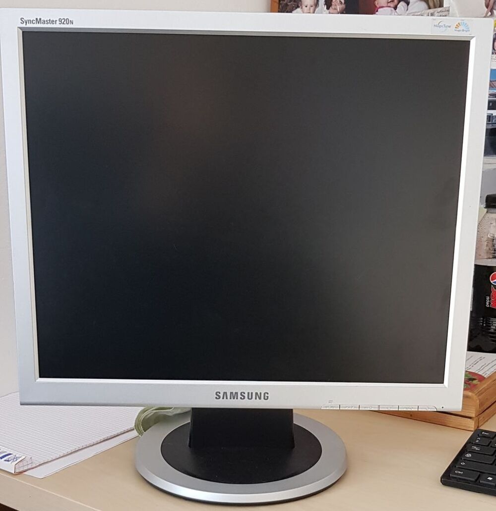 Ecran pc + cable alim + c&acirc;ble VGA Matériel informatique