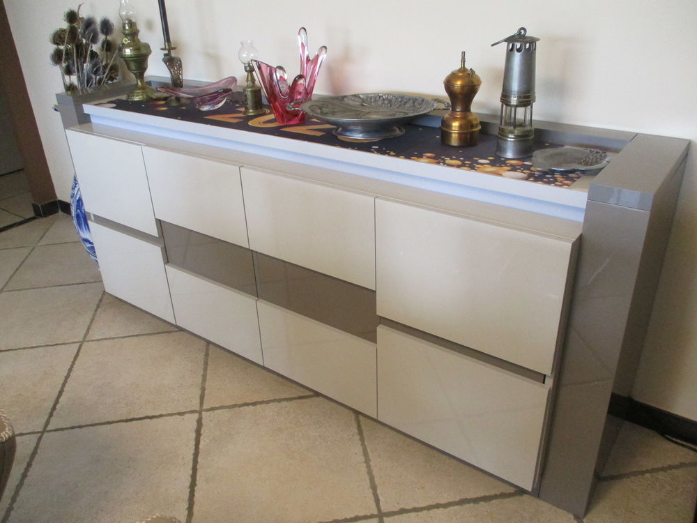 Ensemble de sale a manger gris clair et taupe, Meubles