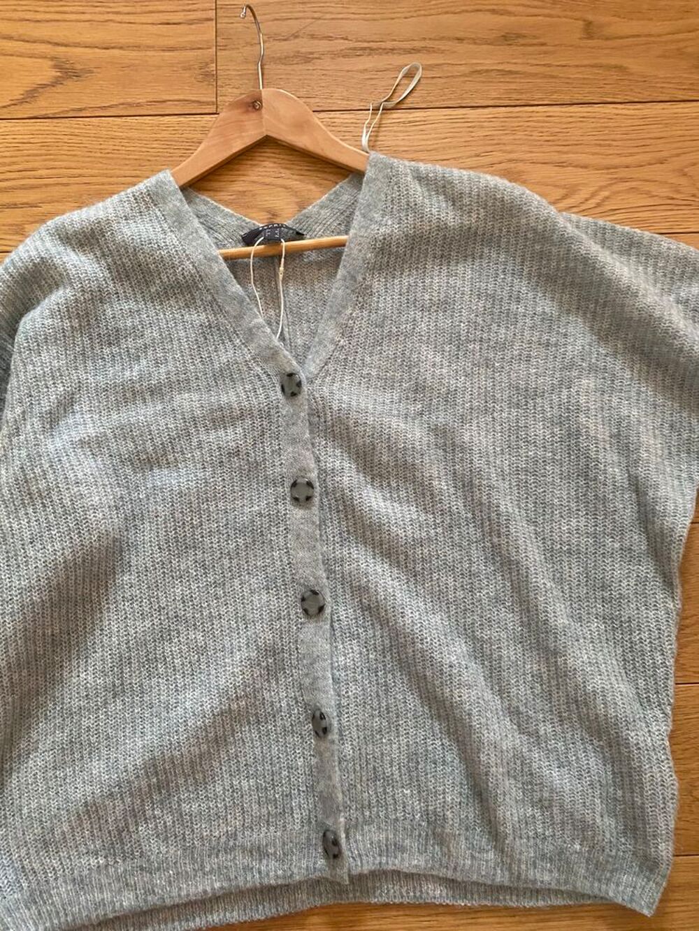 Pull en V avec bouton neuf Vêtements