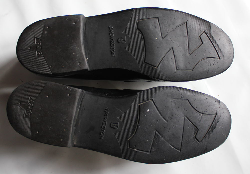 Mocassins 180 cuir veau grain&eacute; caviar J.M.WESTON T. 71/2 B 
Chaussures