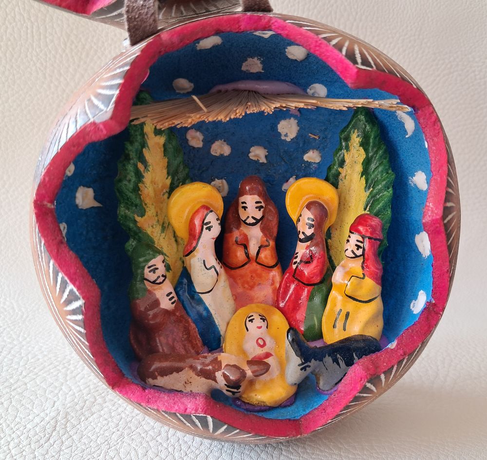 cr&egrave;che artisanale fabriqu&eacute; dans une calebasse pyrograv&eacute;e Décoration