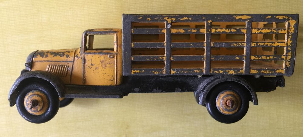 Camion b&eacute;taill&egrave;re maraicher DINKY Dodge jaune
Jeux / jouets