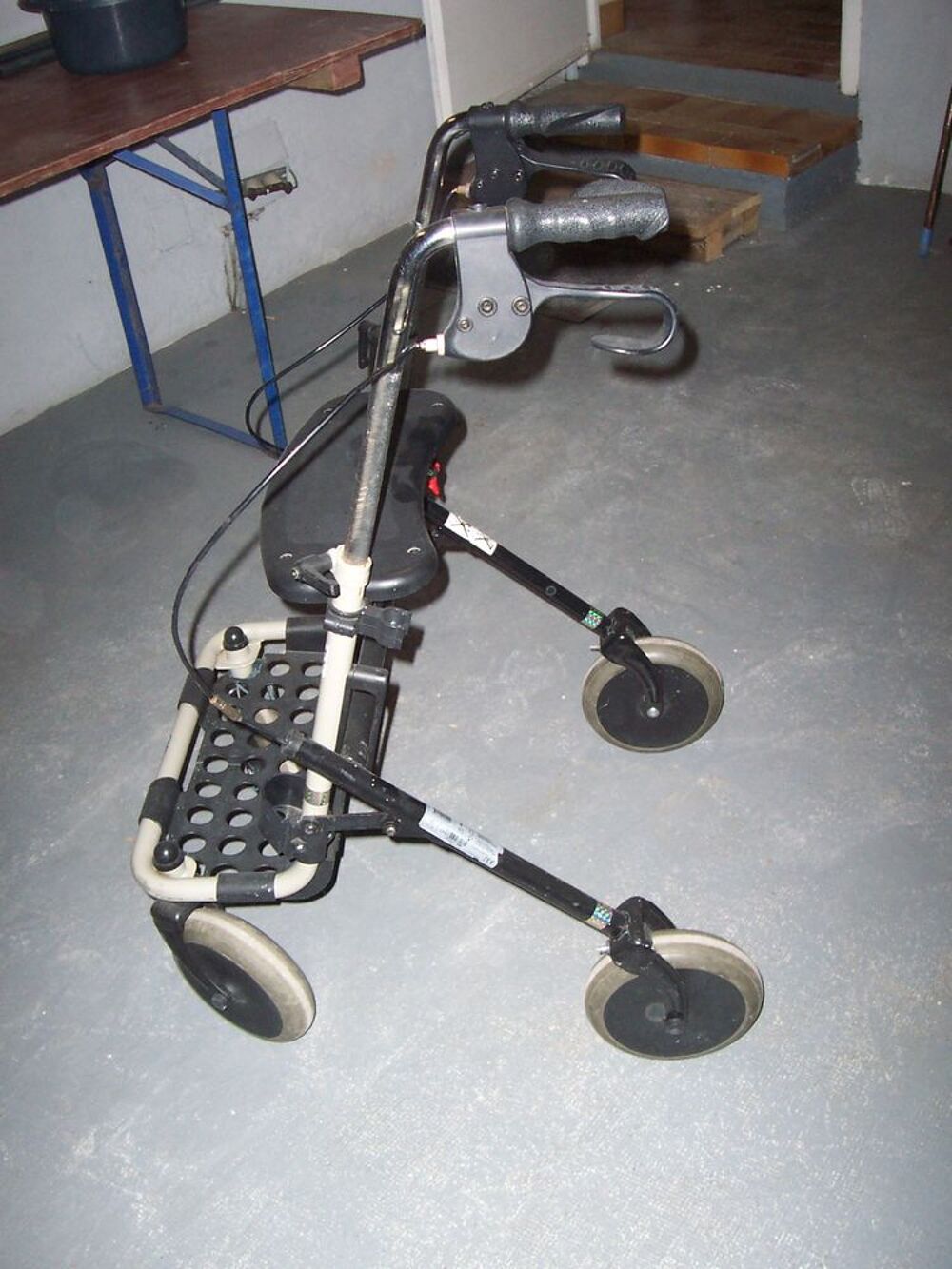 D&eacute;ambulateur &agrave; roulettes avec assise Sports