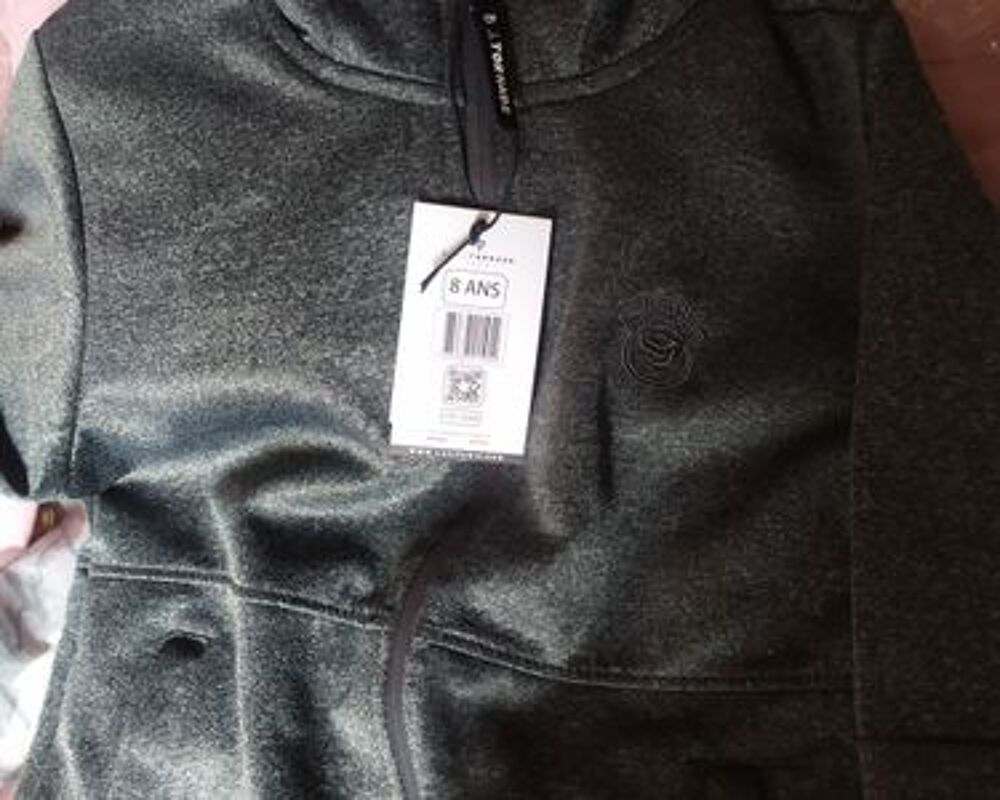 SURVETEMENT DE GRAND MARQUE ACHETE 129 EUROS GRIS
Vtements enfants