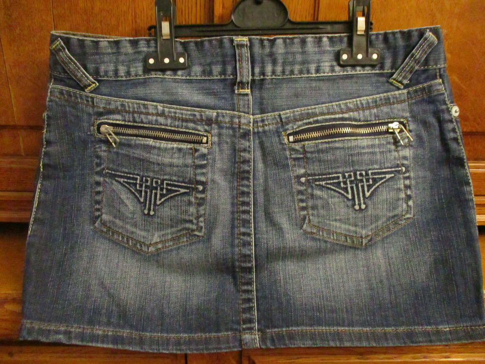 2 jupes en jeans en tr&egrave;s bon &eacute;tat Vêtements