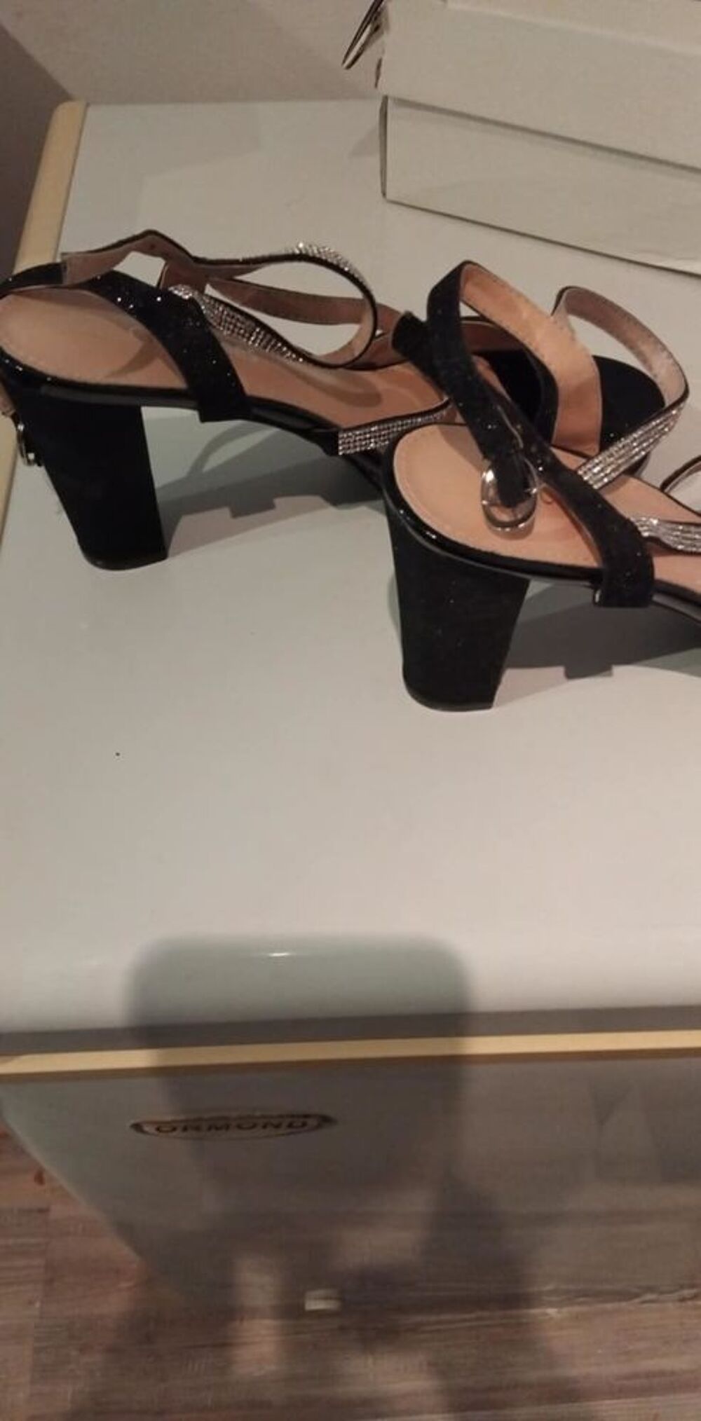 chaussure neuve pointure 39 noir /doree 
Chaussures