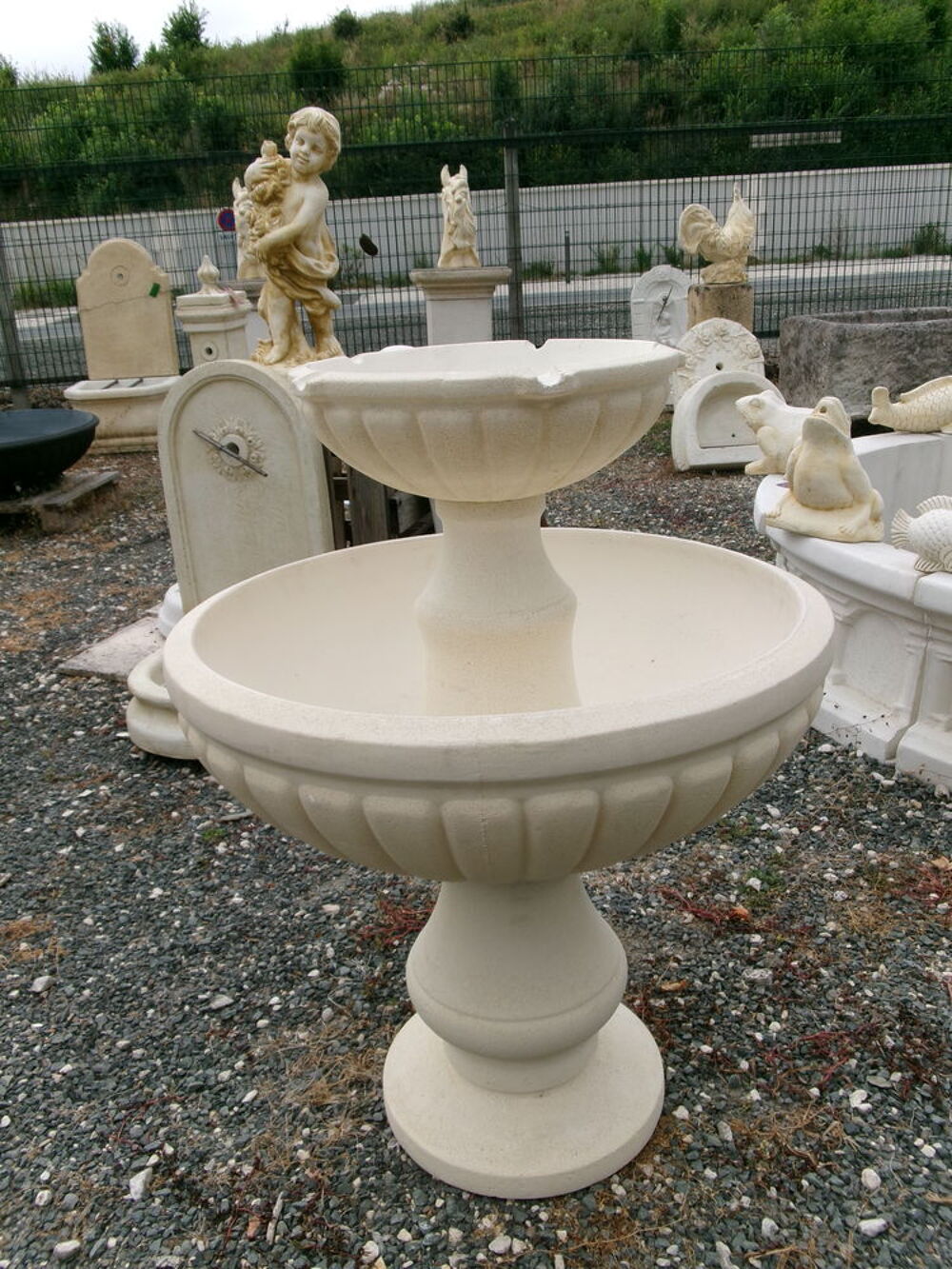 Fontaine centrale en pierre Décoration