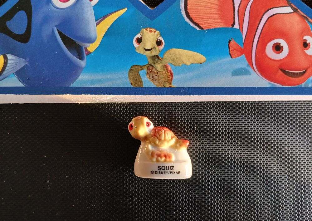 FEVE TORTUE SQUIZ DE NEMO ET COURONNE 