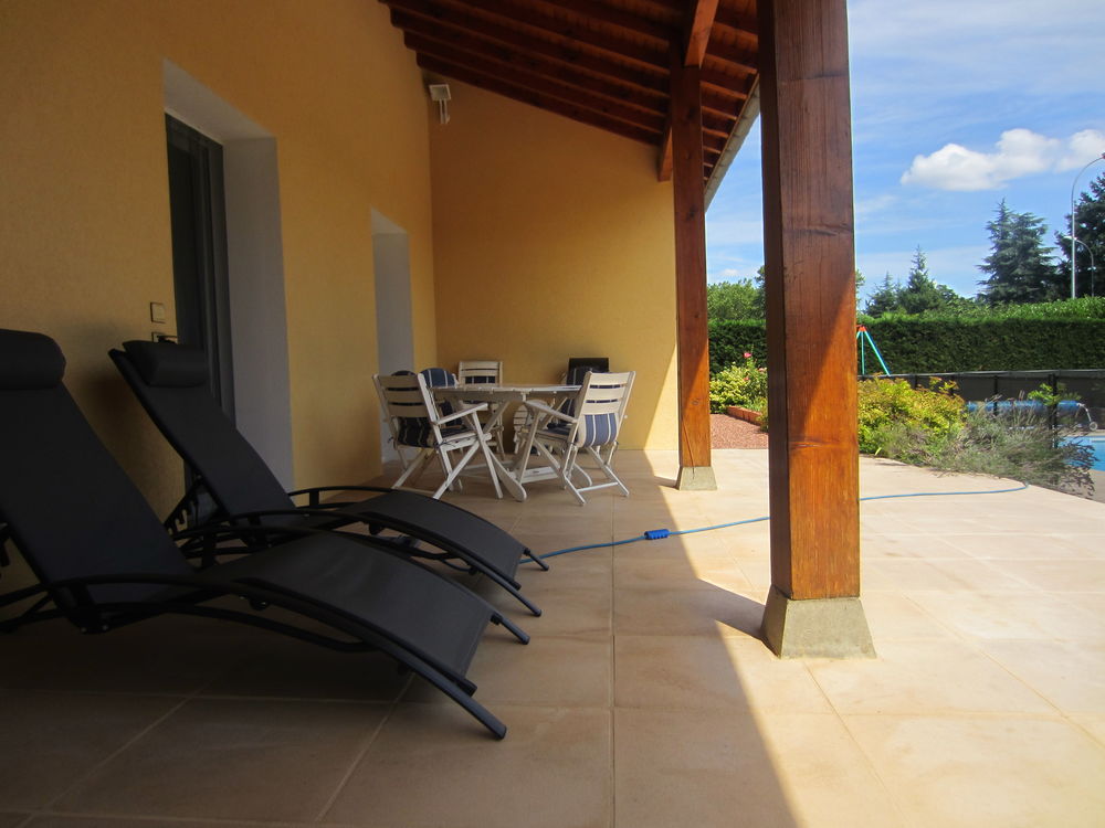 Location Maison Villa de plain pied avec piscine sur terrain clos de 1300 m² Grézieu-la-varenne