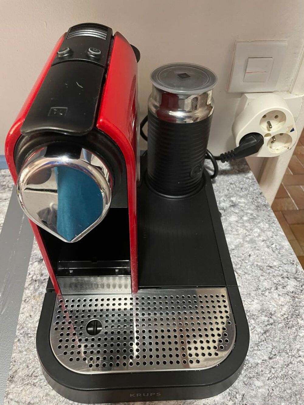 Machine &agrave; caf&eacute; nespresso Krups avec aeroccino Electroménager