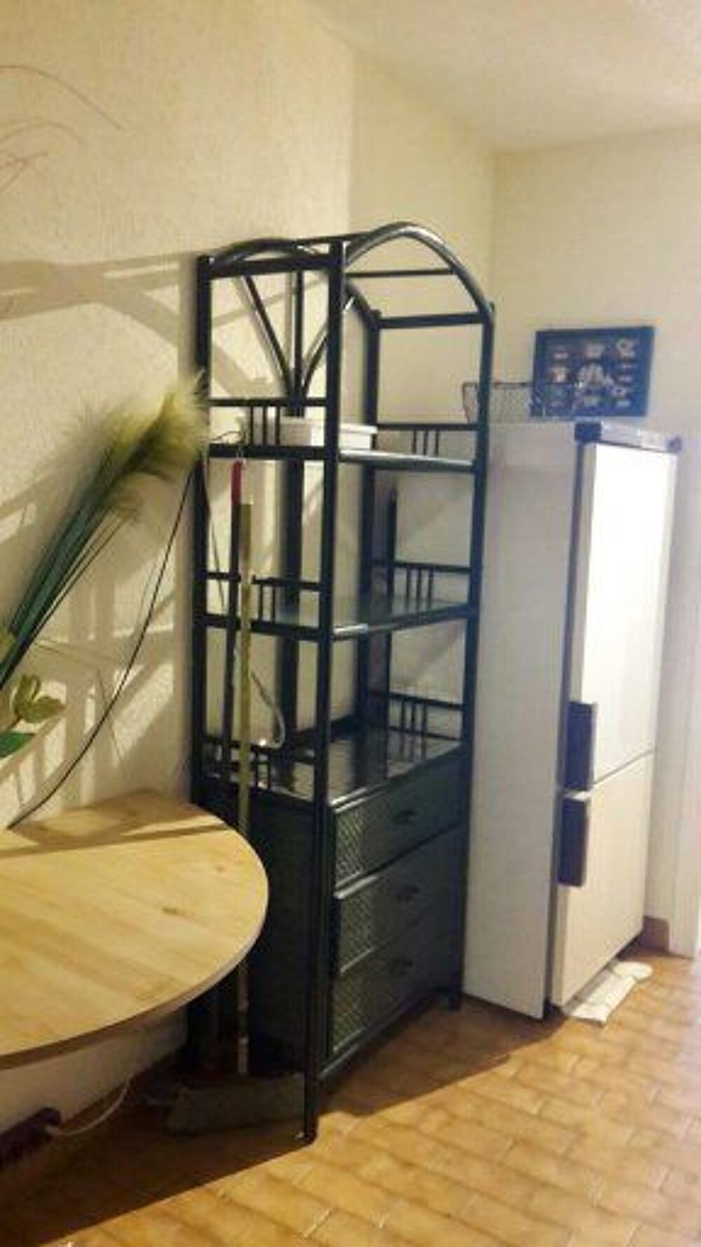 &Eacute;tag&egrave;res sur pieds et table marbre Décoration