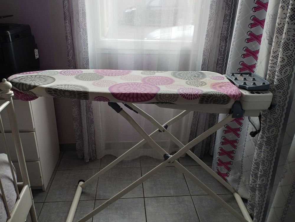 TABLE A REPASSER SOUFFLANTE ASPIRANTE BON ETAT Meubles