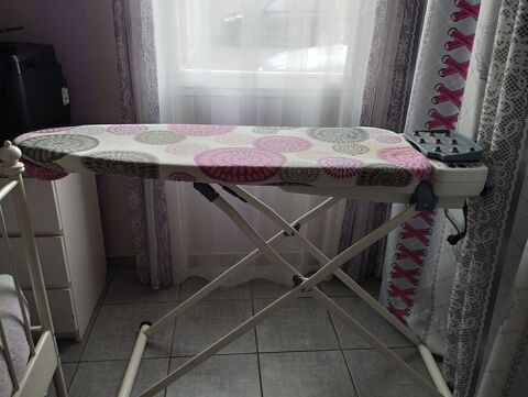 TABLE A REPASSER SOUFFLANTE ASPIRANTE BON ETAT 40 Chavanoz (38)