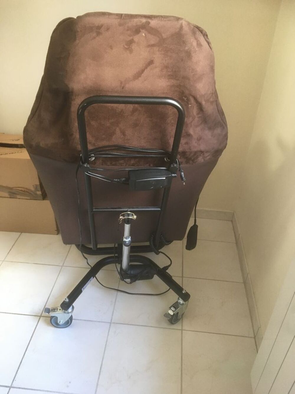Fauteuil &eacute;lectrique relax en tissus velours marron. Meubles