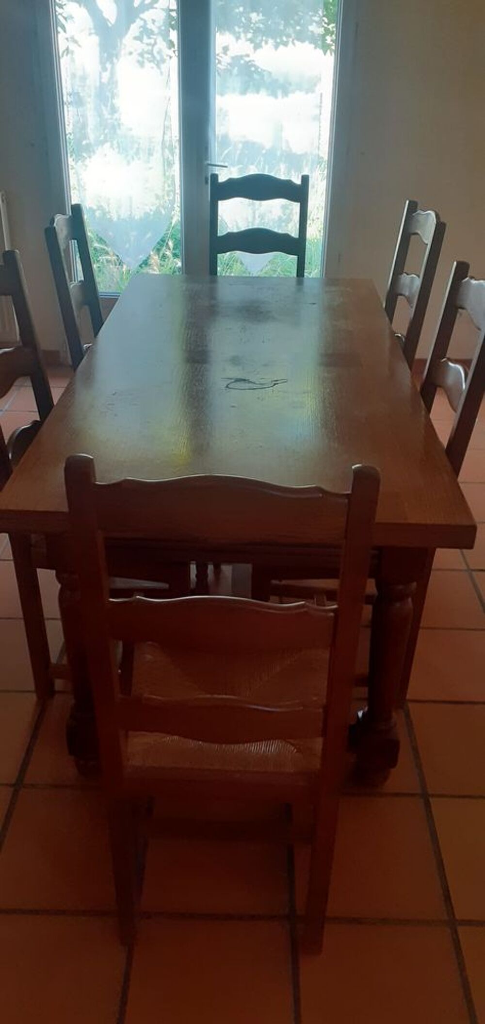 Table de salon et les chaises. , D&Eacute;M&Eacute;NAGEMENT. Meubles