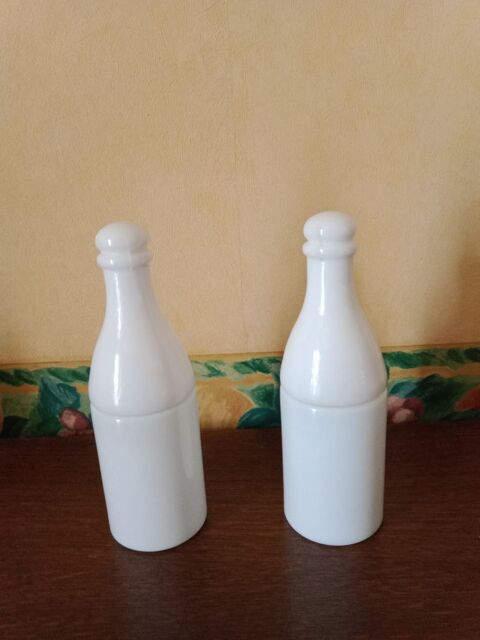  2 Bouteilles vintage en opaline s'ouvrant en 2 11 Oroux (79)