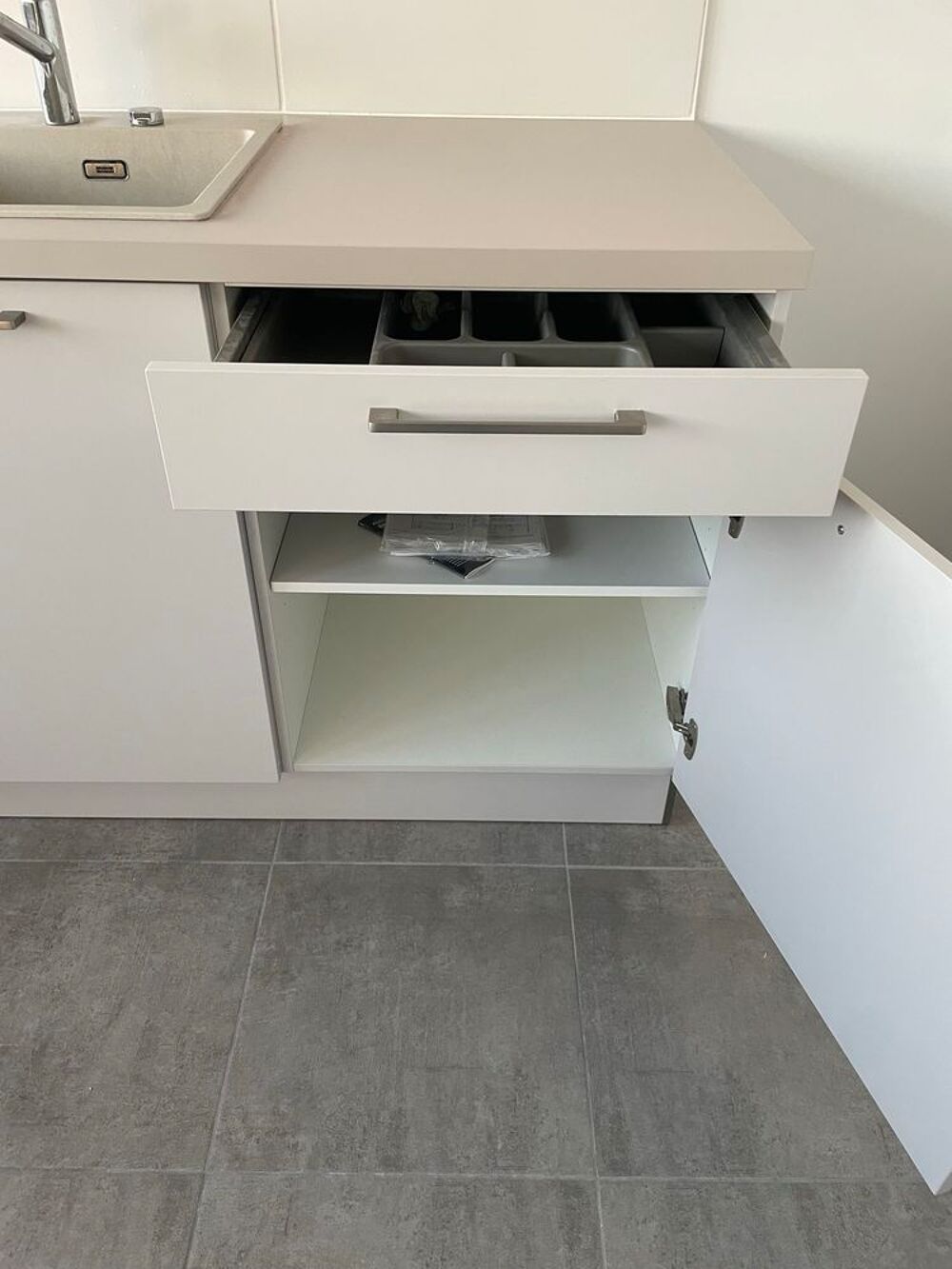 Cuisine meubles + &eacute;vier + plaque avec hotte Electroménager