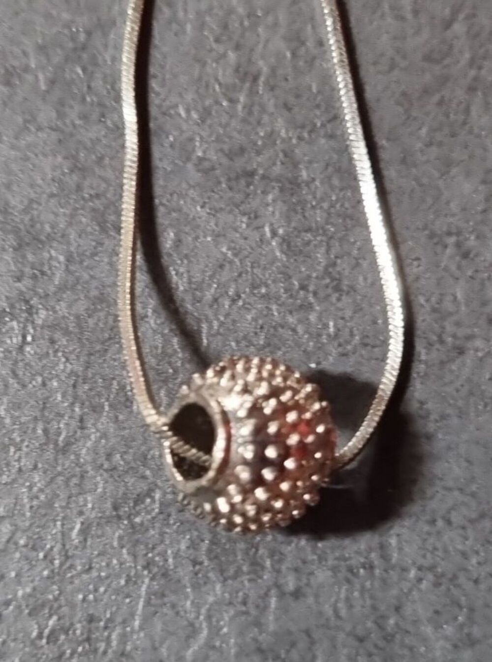 Une cha&icirc;ne et son charm. Fantaisie Bijoux et montres