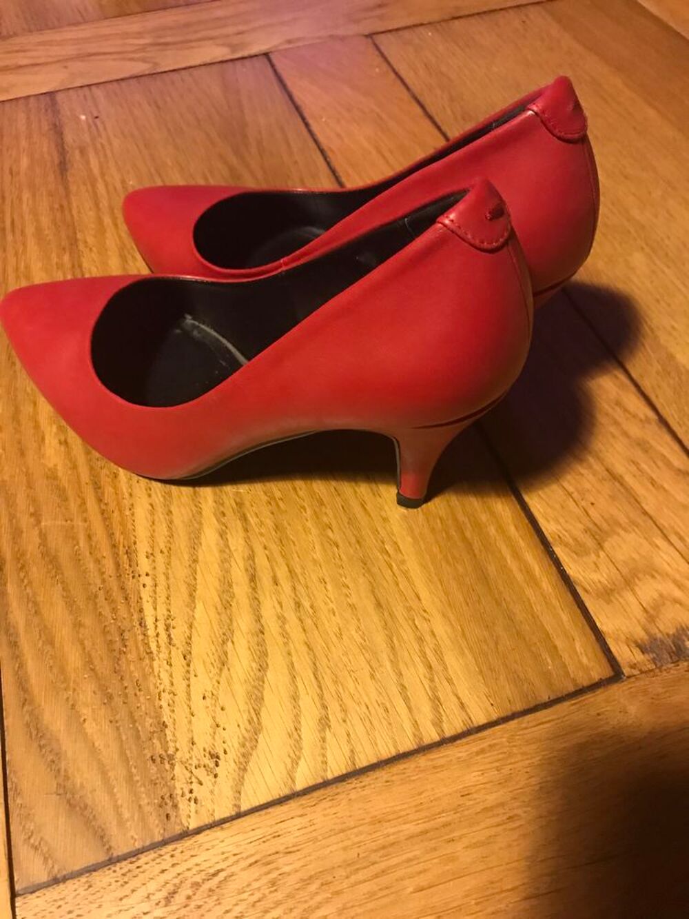 Jolis escarpins neufs, en mati&egrave;re synth&eacute;tique rouge.
Chaussures