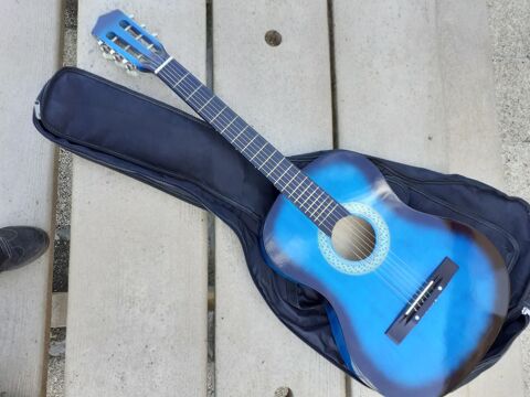 Belle guitare neuve et son tui 50 Saint-Chron (91)