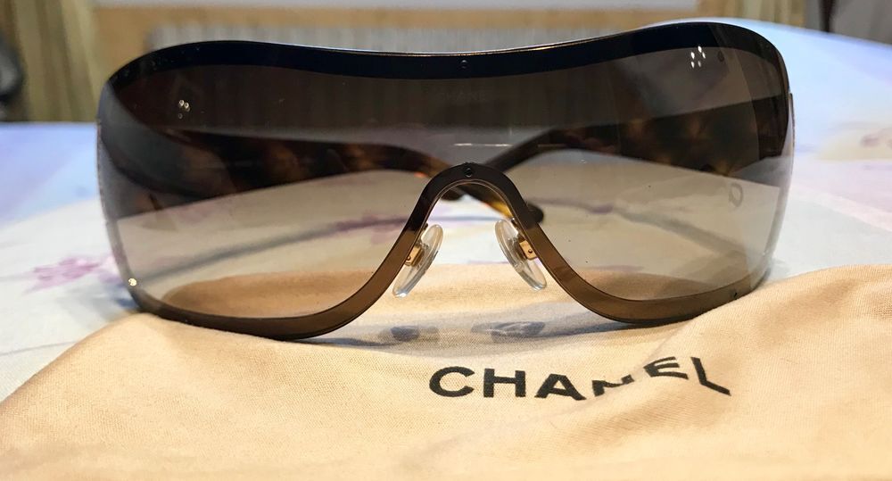 LUNETTES DE SOLEIL CHANEL Bijoux et montres