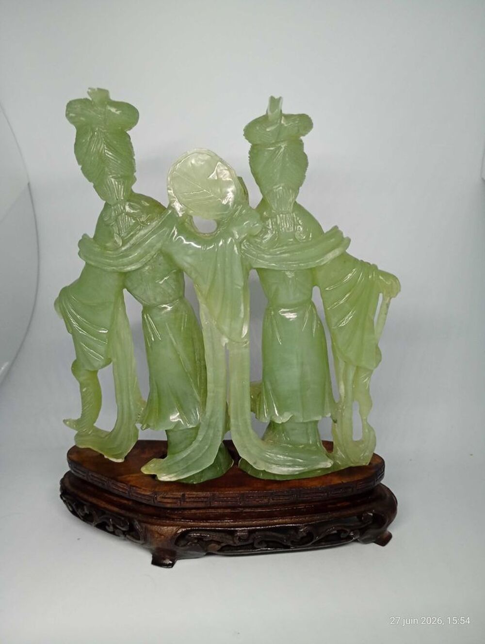 jolie statuette en jade sculpt&eacute; sur son socle d'origine 