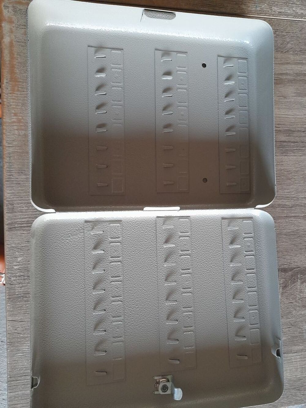 Armoire &agrave; cl&eacute;s murale Bricolage