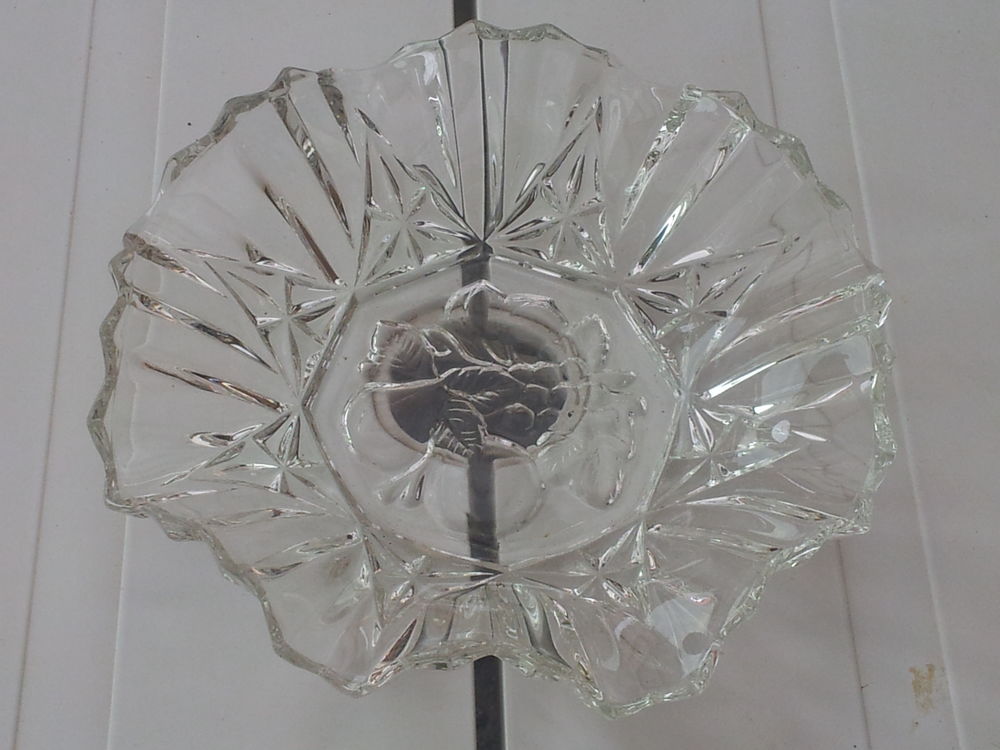 corbeille arrondie en verre transparent pas un &eacute;clat
Décoration