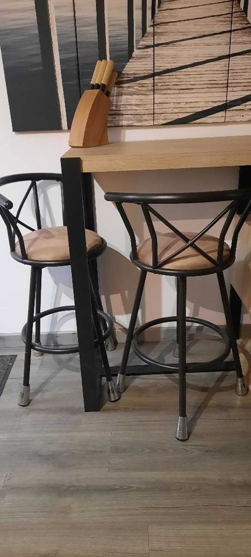 table mange debout bois+ 2 tabouret rembourr&eacute;s et pivotants
Meubles