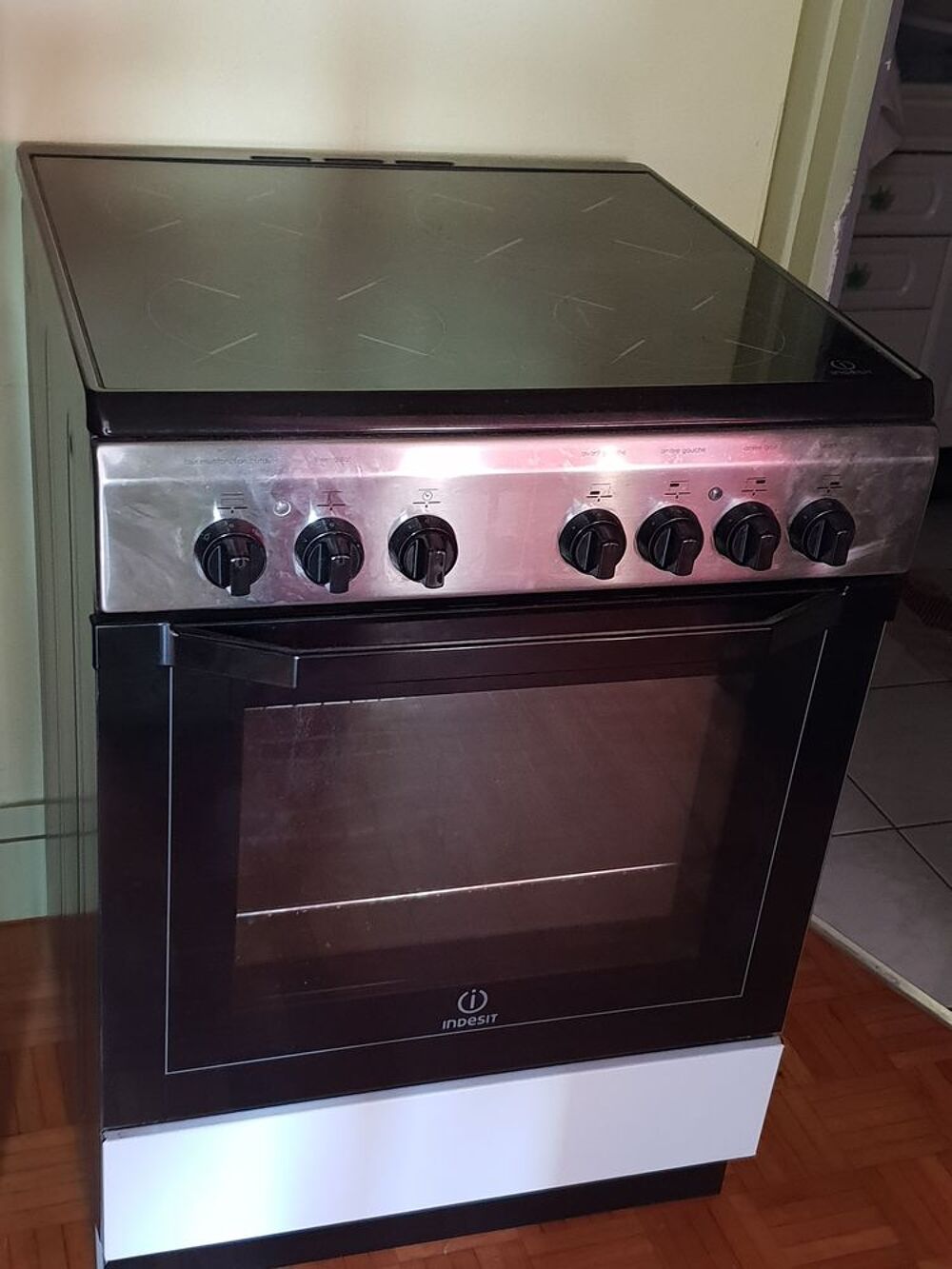 CUISINIERE VITROCERAMIQUE INDESIT 16V6C1A Electroménager