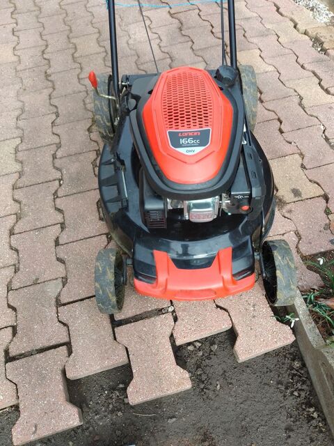 TONDEUSE THERMIQUE TRACTEE  148 euros . 148 Feurs (42)