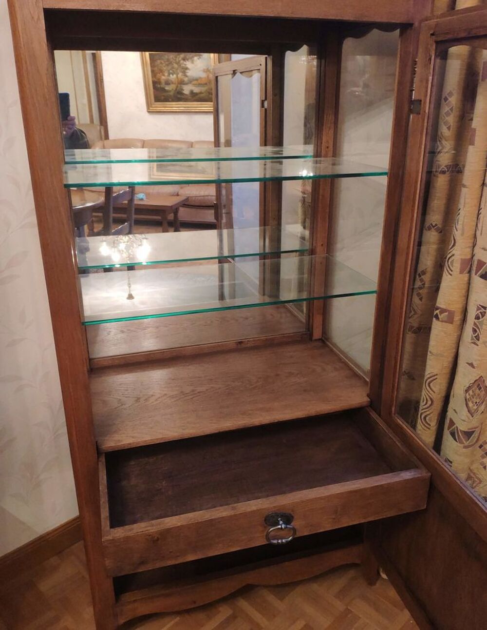 Meuble-vitrine bois avec &eacute;tag&egrave;res verre et miroir au fond Meubles