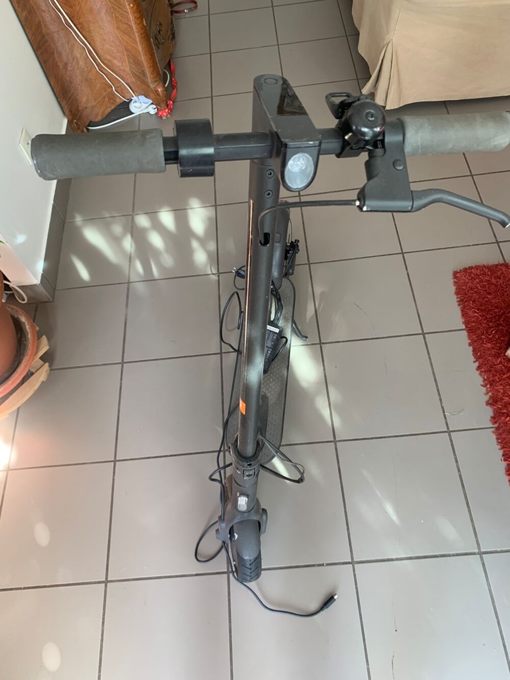 Trottinette &eacute;lectrique grise avec accessoires Sports