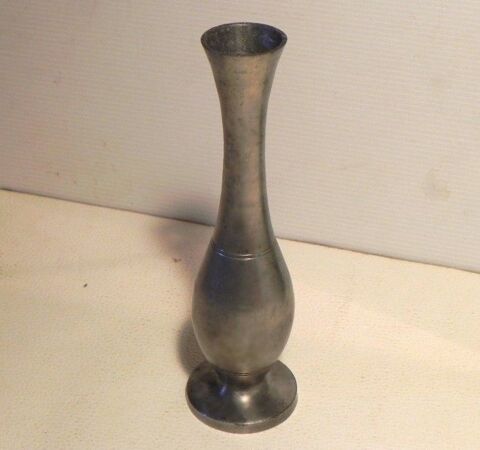 Vase en étain hauteur 20 cms 12 Albi (81)