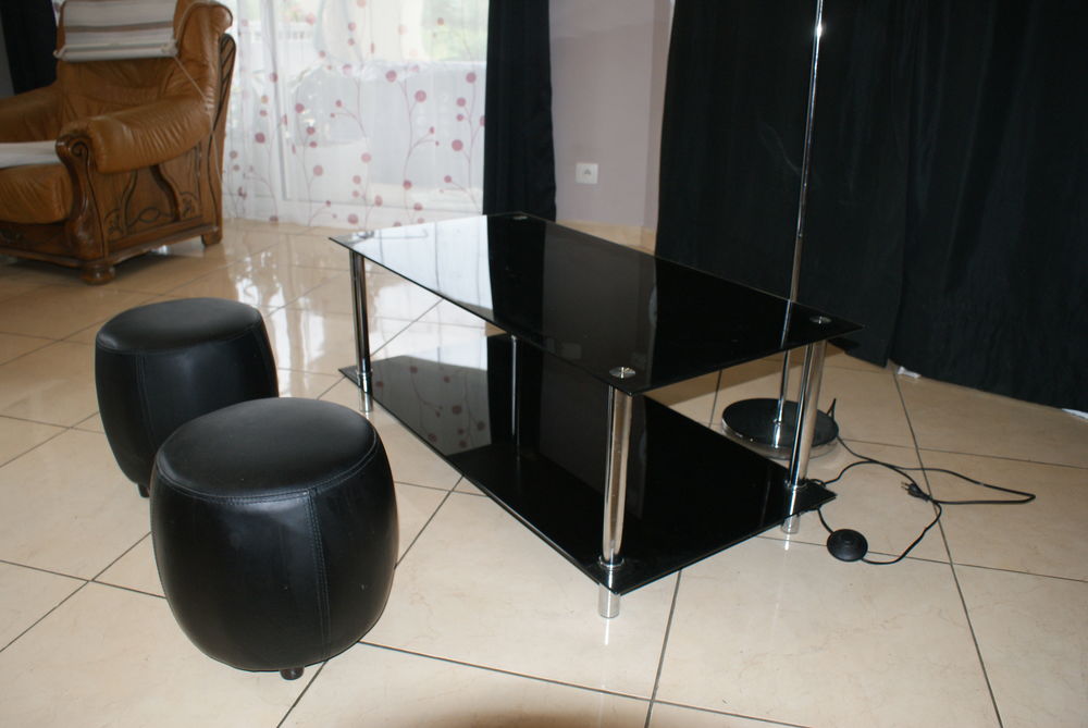 Table basse en verre noir + 2 poufs Meubles