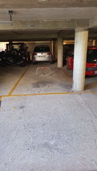  Parking / Garage à louer 13 m²