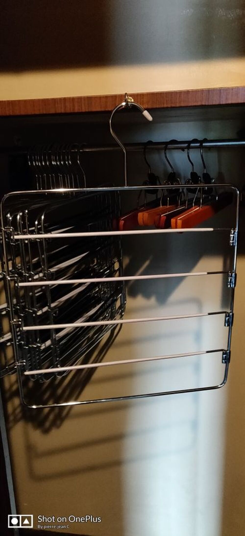 Cintres pour 5 v&ecirc;tements (pantalons, jupes...). Q= 13. Vêtements