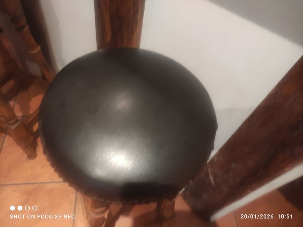 2 Tabourets pour Bar bois dessus simili cuir clout&eacute; Meubles