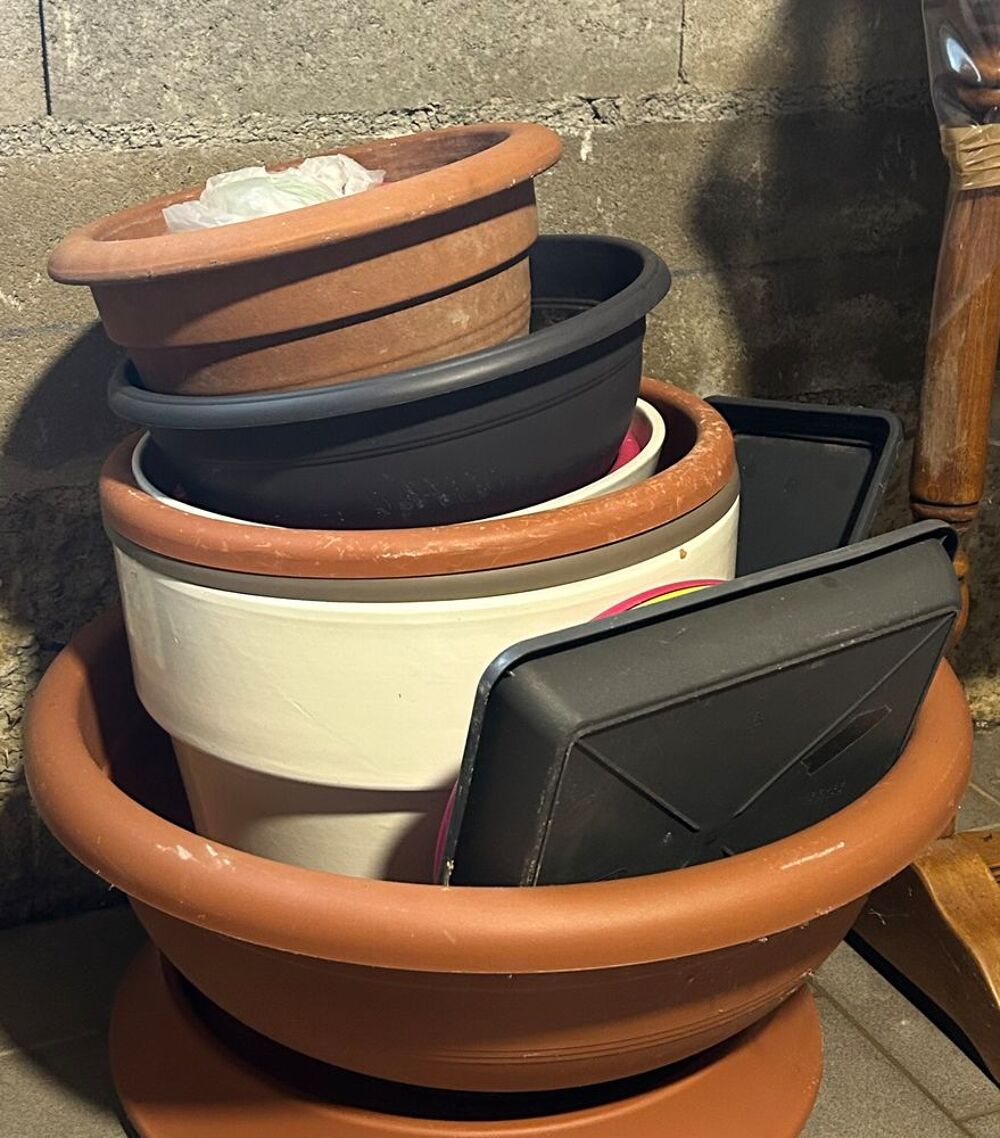un lot de pots de fleurs Jardin