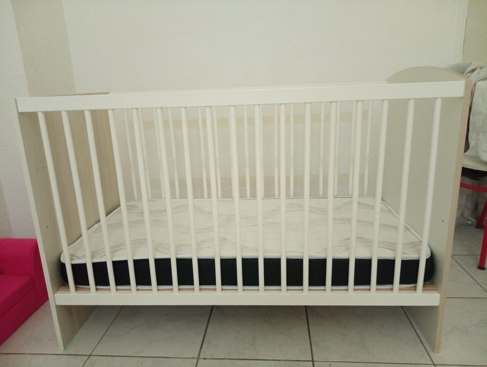 Lit B&eacute;b&eacute; Winnie l'ourson matelas m&eacute;moire de forme
Prix n&eacute;gociable Mobilier enfants