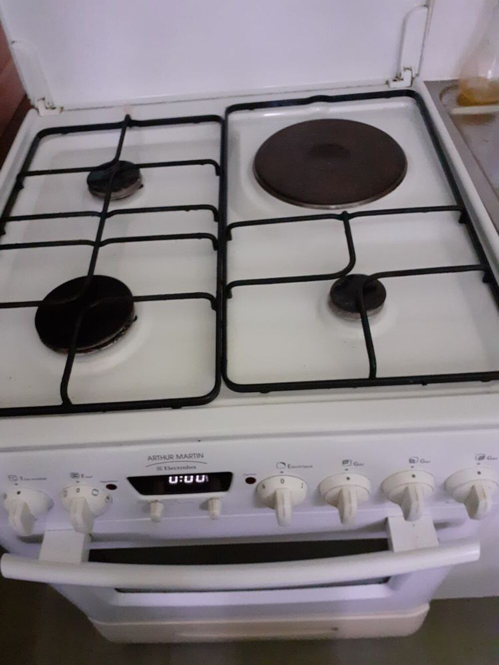 gazini&egrave;re 3 feux gaz et un electrique four electric 
Arthu Electroménager